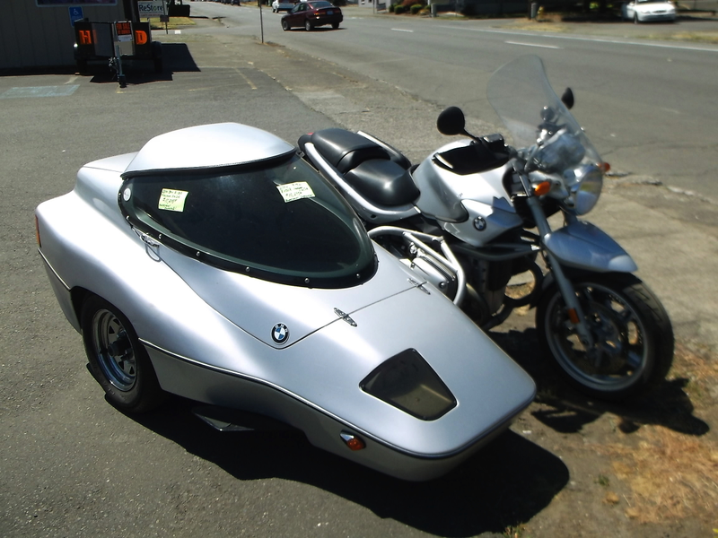 Illustration for article titled For $11,995, Would You Ring In The New Year With This 2004 BMW R1150RT and Hannigan Sidecar?